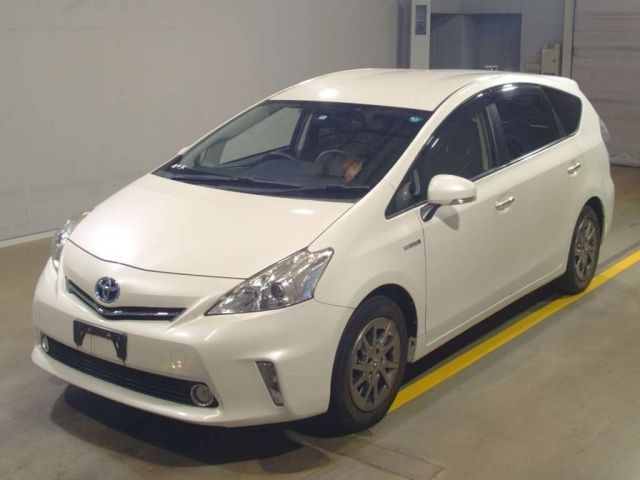 12802 Toyota Prius alpha ZVW40W 2014 г. (TAA Yokohama)